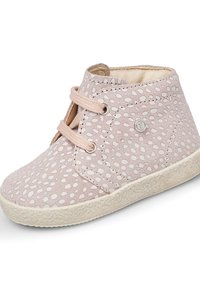 Stivaletto alla caviglia in suede rosa chiaro con pois bianchi, dotato di lacci beige e dettaglio circolare del logo, suola in gomma testurizzata e rivestimento interno liscio.