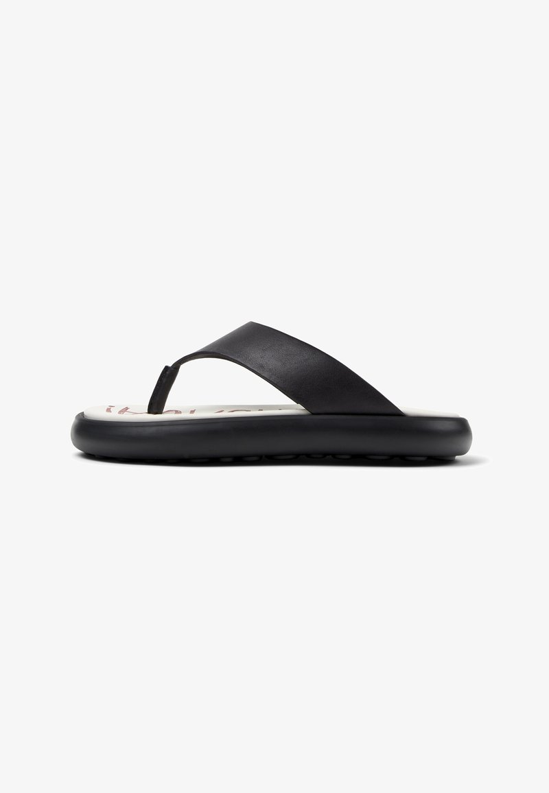 Schwarze Flip-Flops mit einem glatten, kunstledernen Riemen, Gummisohle und einer gepolsterten Fußbett mit einem weißen Innenmuster.