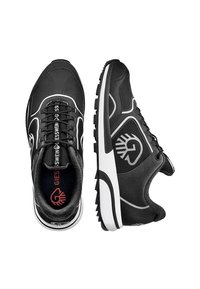 Schwarze Sportschuhe aus Netz- und Synthetikmaterialien, mit weißen Akzenten, einer strukturierten Sohle und einem Logo an der Seite sowie auf der Innensohle.