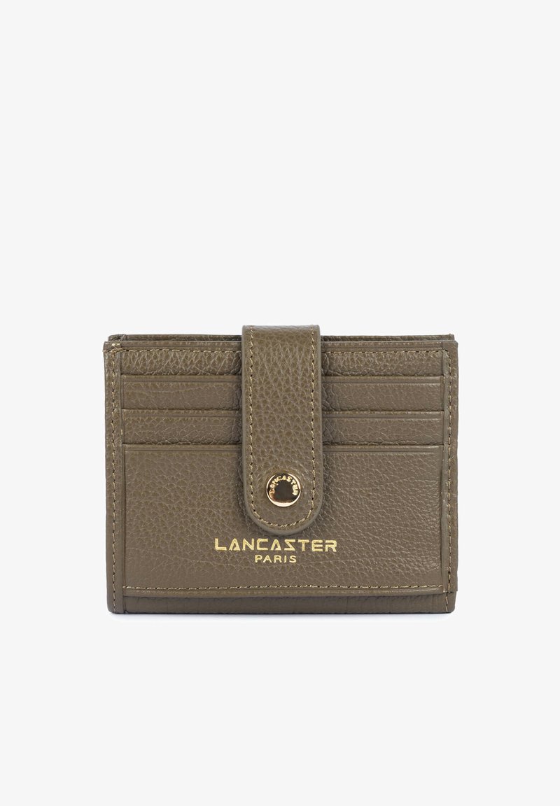 Petit portefeuille en cuir marron texturé avec plusieurs emplacements pour cartes, une bride à pression et un logo doré "Lancaster Paris" sur le devant.