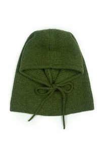 Grüne gestrickte Mütze mit umgeschlagenem Rand und einer Schleifendetail vorne. Weiche Textur mit Rippmuster.