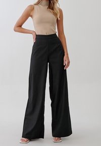 TUSSAH Kalhoty - black