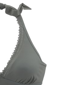Sivi halter bikini gornji deo sa trouglastim oblikom, valovitim rubom i glatkom teksturom materijala, sa vezivanjem oko vrata.