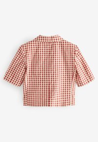 Kurzes, kurzärmliges, tailliertes Shirt im rot-weißen Karomuster. Verfügt über einen Kragen und einen geraden Rücken mit einem sauberen Finish.