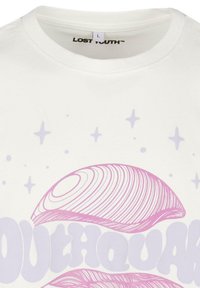Baltos medvilnės marškinėliai su rožiniu kriauklės grafiku ir tekstu "PRAREGĘ JAUNYSTĖ" stilizuotais violetiniais rašmenimis. Apvalus iškirpimas.