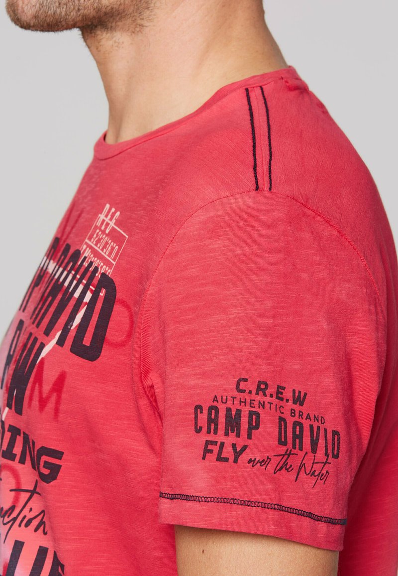 Camp David Herren T-Shirt Mit Diagonalem Dip-Dye-Effekt Und Logo Print