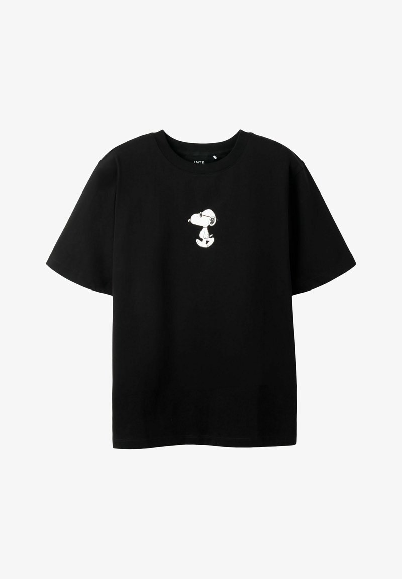 T-shirt noir à manches courtes avec un petit motif blanc de Snoopy portant des lunettes de soleil, centré sur la poitrine.