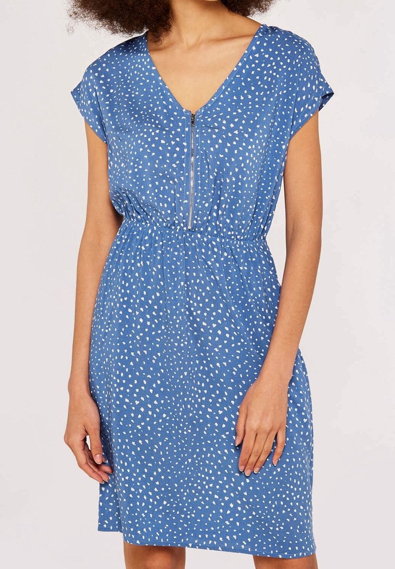 Robe bleue en tissu léger avec un décolleté en V et des manches courtes. Elle présente un motif à pois blancs subtil et une taille ajustable.
