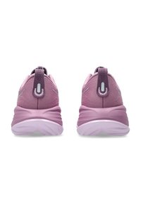 Chaussures de sport violettes avec une tige en mesh texturé, un col rembourré et une semelle épaisse et cushioned avec un léger dégradé. Accents réfléchissants inclus.