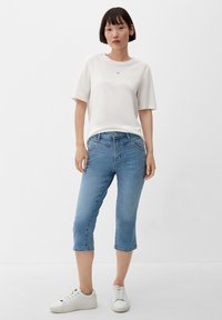 s.Oliver CAPRI MIT SATTELBUND - Jeans Shorts - hellblau
