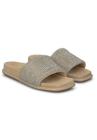 Slide sandalen met een platte zool en twee brede banden bezet met heldere kristallen. Bovenkant is gemaakt van beige synthetisch materiaal, met een zacht voetbed.