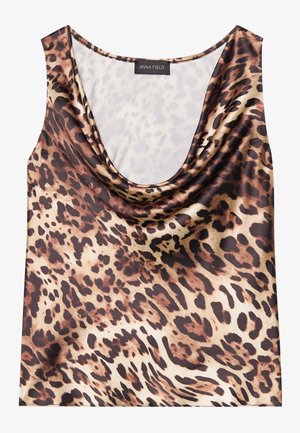 Leopardmönstrad ärmlös topp, draperad halsringning, silkeslen textur, färgschema i brunt och beige, med djärva svarta fläckar och slät yta.