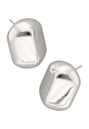 Stevige, onregelmatig gevormde glanzende zilveren oorknopjes met een glad, reflecterend oppervlak en metalen afwerking.