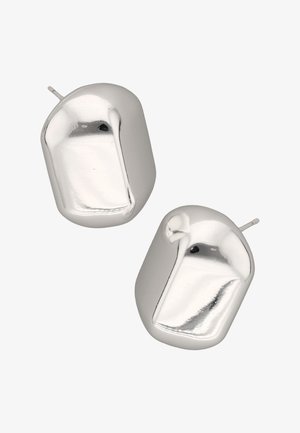 Stevige, onregelmatig gevormde glanzende zilveren oorknopjes met een glad, reflecterend oppervlak en metalen afwerking.