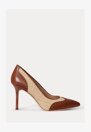 Brauner Lederhighheel mit spitz zulaufender Zehenpartie und beigem gewebtem Material, mit Brogue-Details entlang der Kanten, vor weißem Hintergrund.