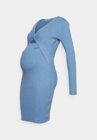 Abito premaman a costine di colore azzurro chiaro, con scollatura a V profonda e dettaglio intrecciato in vita. Maniche lunghe e silhouette aderente.