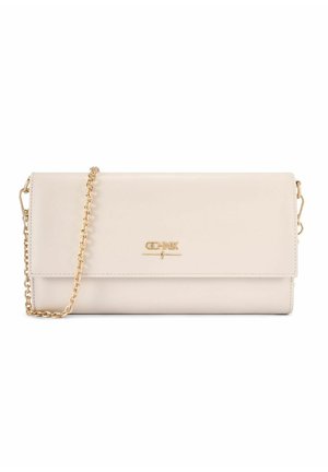 Kremowa skórzana kopertówka z złotym łańcuszkowym paskiem i złotym logo na przedniej klapie, o prostokątnym kształcie.