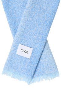 Modrý šál s texturou, zakončený třásněmi a přišitou etiketou s nápisem "CECIL." Materiál vypadá měkce a lehce.