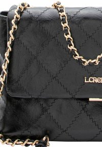 Borsa nera trapuntata in similpelle con tracolla a catena dorata e chiusura, caratterizzata da un logo sulla parte frontale e da una forma piatta e rettangolare.