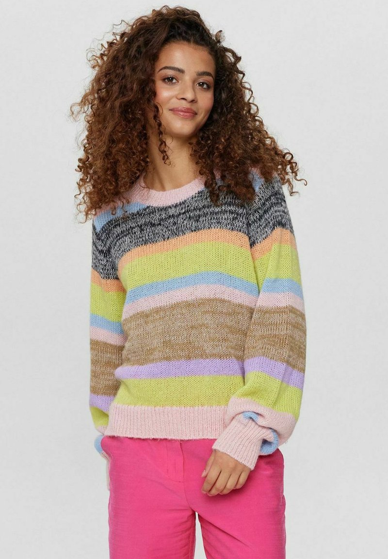 Daugiaspalvis megztinis su horizontaliomis dryžiais pastelinių spalvų, apvalia iškirpte ir laisvomis rankovėmis. Pagamintas iš tekstūrinio audinio.