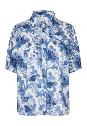 Modrá a biela košeľa s krátkym rukávom a gombíkmi, zdobená kvetinovými a lístkovými vzormi, s klasickým golierom a štítkom s nápisom "Dea Kudibal".