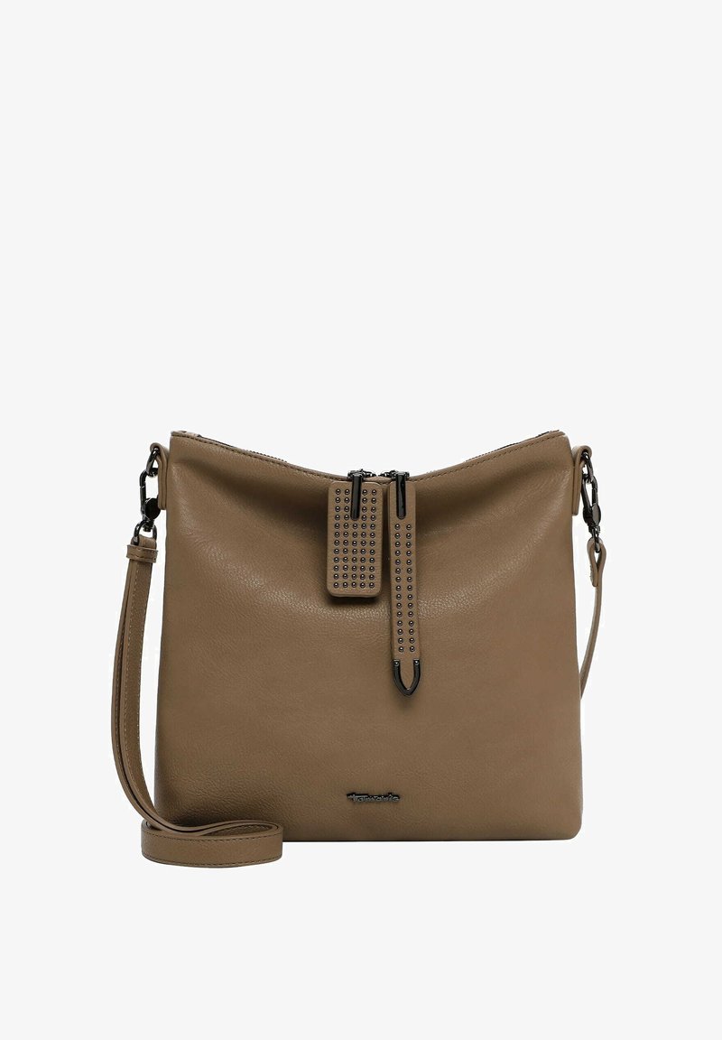 Borsa a tracolla in pelle color tan con una texture morbida, chiusura a cerniera, dettaglio di borchie sul tirante della cerniera e tracolla removibile.