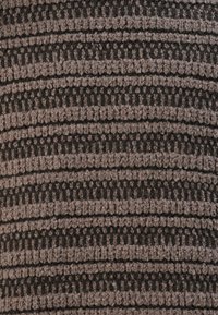 Fodera per cuscino con texture e motivo lavorato a maglia. Strisce di grigio scuro e marrone chiaro creano un design a contrasto. Materiale morbido e fibroso.
