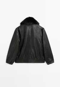 Giacca di pelle nera con colletto di pelliccia, polsini e orlo a coste, e dettagli di cucitura sottili sul retro. Texture liscia con una silhouette classica.