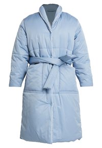 Robe imbottito di colore azzurro chiaro con vita legata, dotato di colletto a scialle, bottoni a scatto e piping bianco lungo i bordi. Texture morbida.
