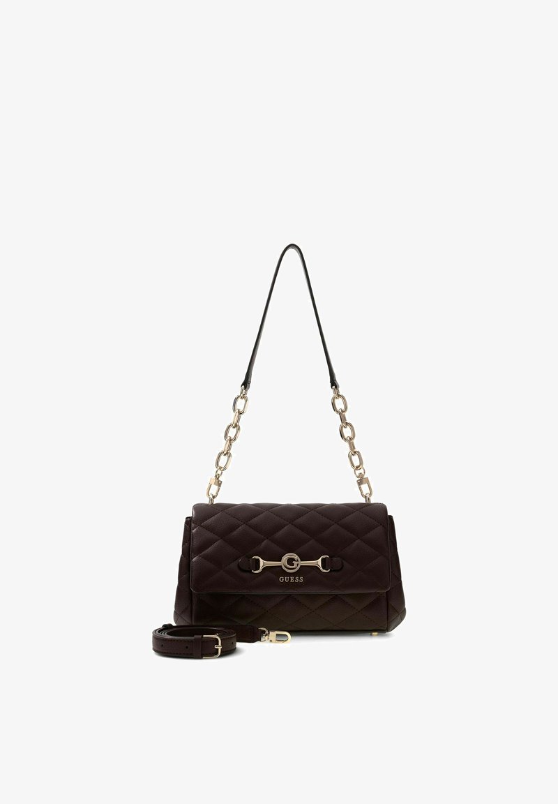 Sac à main Guess en cuir noir matelassé avec chaîne dorée et logo G, équipé d'une bandoulière amovible placée à côté.