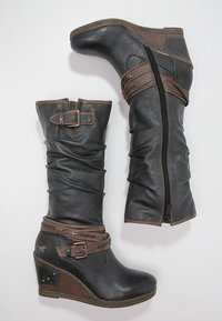Stivali wedge in pelle nera con parte superiore scivolosa, dettagli in cinturino marrone, zip laterale e lavorazione testurizzata sul tacco.