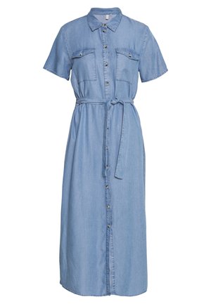 Hellblaues Denim-Midikleid mit kurzen Ärmeln, durchgeknöpftem Vorderteil, Brusttaschen, Kragen und einem Stoffgürtel, der in der Taille gebunden ist.