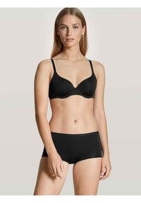 Reggiseno nero imbottito con spalline sottili regolabili, caratterizzato da una texture liscia e un design senza cuciture, abbinato a culotte nere coordinate.