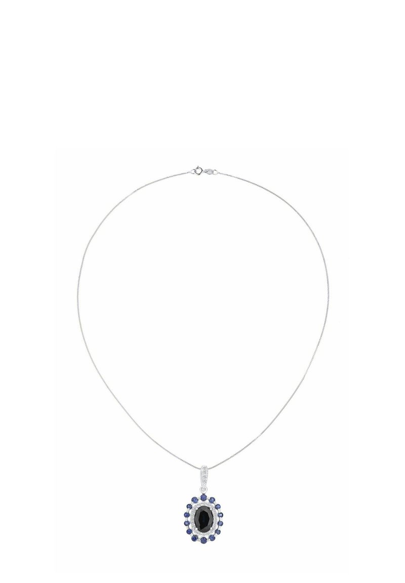 Srebrna ogrlica z obeskom, na katerem je osrednji črni kamen, obkrožen z modrimi dragimi kamni, nameščen v zapletenih kovinskih detajlih.
