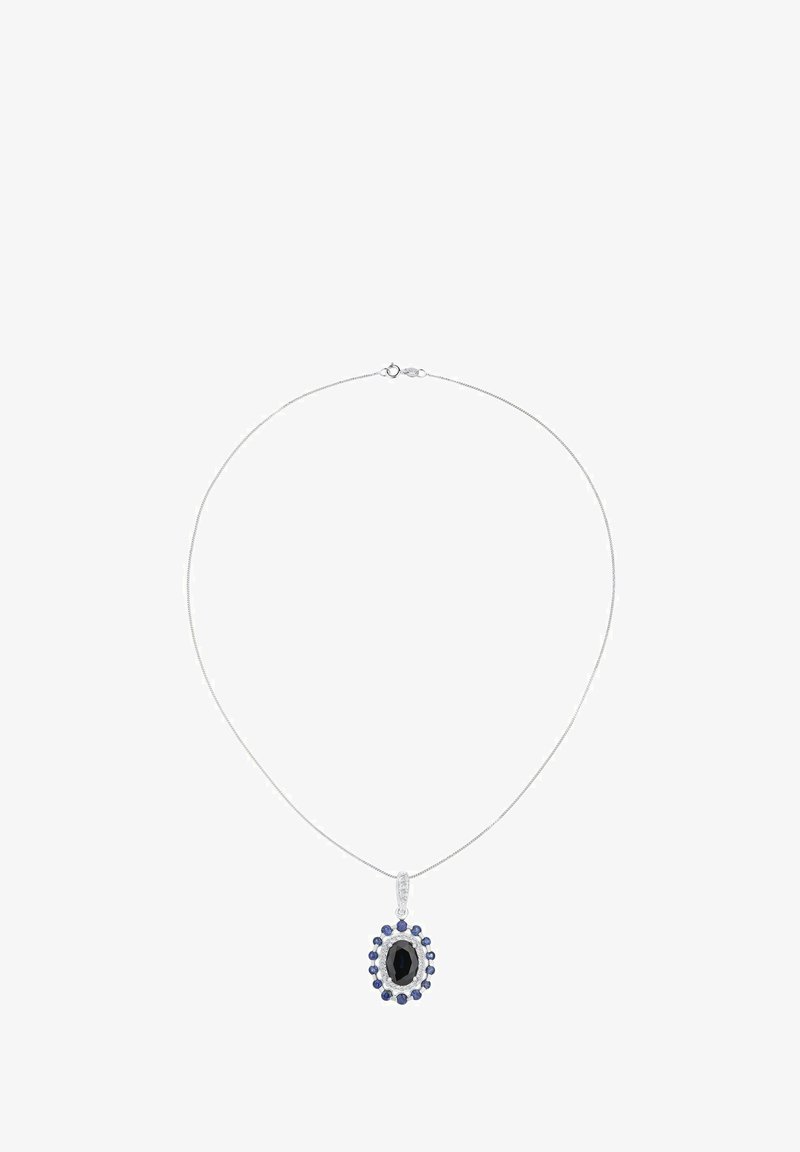 Srebrna ogrlica z obeskom, na katerem je osrednji črni kamen, obkrožen z modrimi dragimi kamni, nameščen v zapletenih kovinskih detajlih.