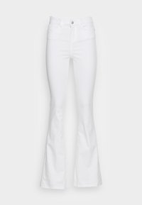 Jeans de mezclilla blanca acampanados con cintura alta, cierre de botón y bolsillos laterales. Textura suave y diseño limpio y minimalista.