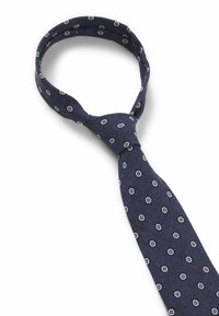 Granatowy krawat z małymi białymi wzorami kwiatowymi, wykonany z teksturowanej tkaniny. Posiada standardową szerokość oraz design ze spiczastym końcem.