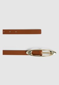 Brūns ādas josta ar spīdīgu zelta ovālu sprādzi. Iekļauj trīs jostas caurumus un gludu apdari. Kopumā elegants un mūsdienīgs dizains.