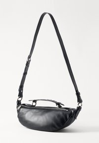Melnas ādas crossbody soma ar izliekto formu. Iespējas ietver noņemamu pleca siksnu, augšējo rokturi un metāla rāvējslēdzēja aizdari.