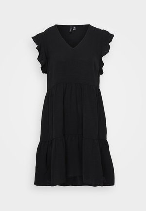 Černé šaty s krátkým rukávem a výstřihem do V, s volánkovými rukávy a vzhledem vrstvového sukně. Vyrobeno z měkké, lehké tkaniny.
