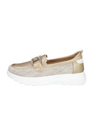 Zapato slip-on de malla beige con acentos metálicos y una hebilla decorativa. Presenta una suela blanca acolchada y un exterior texturizado para mayor transpirabilidad.