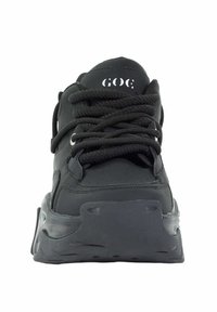 Czarne sneakersy z grubą podeszwą, teksturowaną cholewką ze skóry i okrągłymi sznurowadłami. Zawierają perforacje oraz logo na języku.