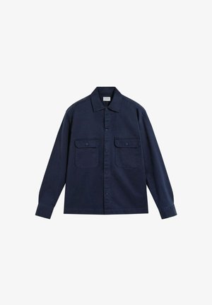 Giacca camicia a maniche lunghe di colore blu navy con colletto, chiusura con bottoni e due tasche sul petto con battente.
