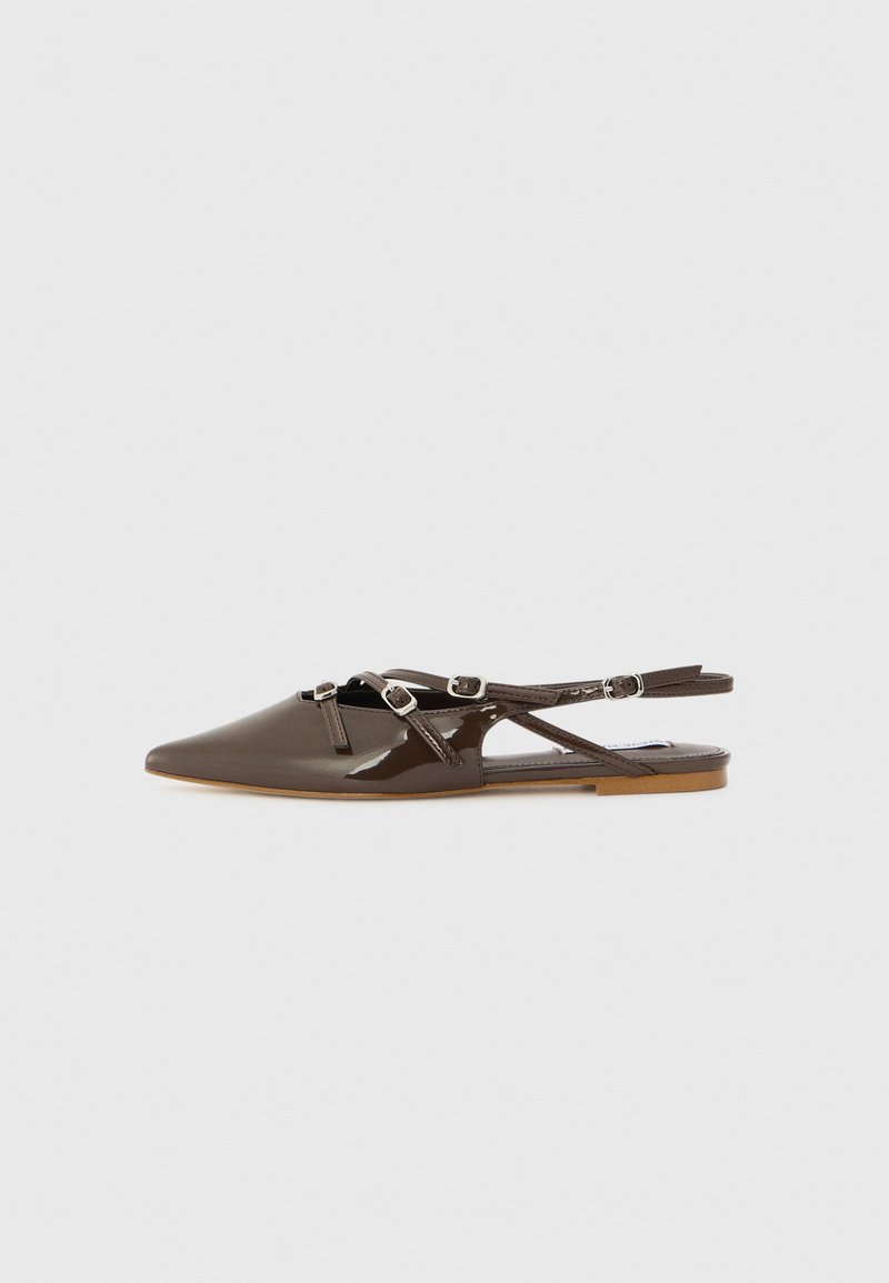 Ruske patentteipattut slingback -kengät, joissa on terävä kärki, säädettävät hihnat ja tasapohja. Sisältää leikkuumuotoilun ilmanvaihtoa varten.