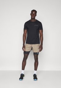 ASICS FUJITRAIL ALL OVER PRINT SHORT MEN - Pantalón corto de deporte - pepper