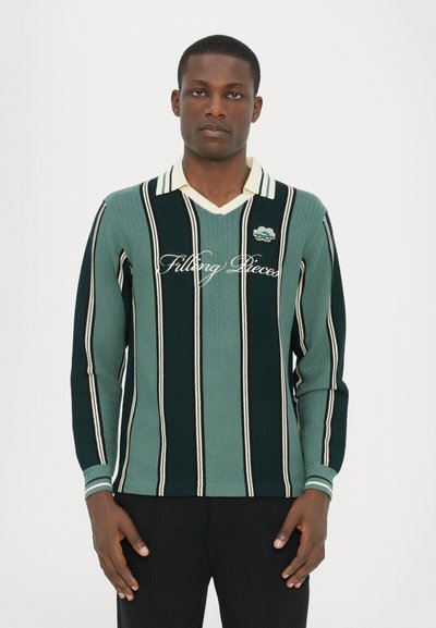 Groene en marineblauwe gestreepte gebreide trui met een V-hals, beige kraag en witte accenten. Beschikt over een geborduurd logo en een gestructureerde stof.