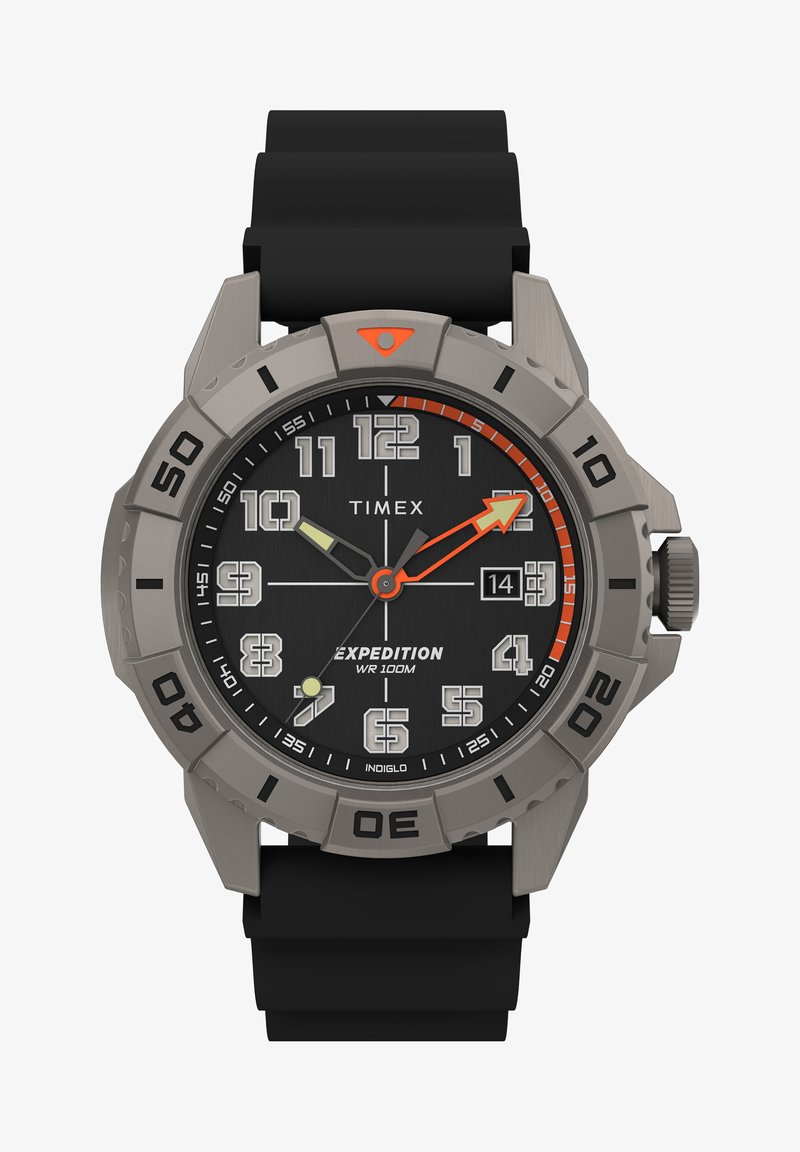 Timex Expedition óra fekete gumírszíjjal, szürke rozsdamentes acél házzal, fekete számlappal, feltűnő fehér és narancssárga számokkal, és narancssárga másodperc mutatóval.