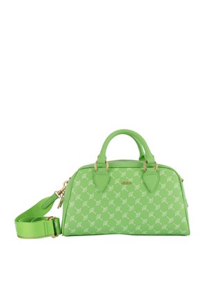 Sac à main vert avec une surface texturée, des accessoires en or, deux poignées et une bandoulière réglable, présentant un design à motifs.
