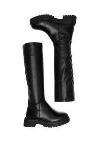 Czarne wysokie kozaki sięgające kolan, wykonane z gładkiej skóry, z okrągłym noskiem, teksturowaną podeszwą i lekko opadającą cholewką.