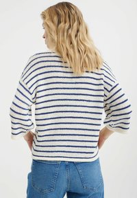 Sweter dzianinowy w poziome niebieskie i białe paski, o luźnym kroju, z rękawami do trzech czwartych i miękką teksturą.